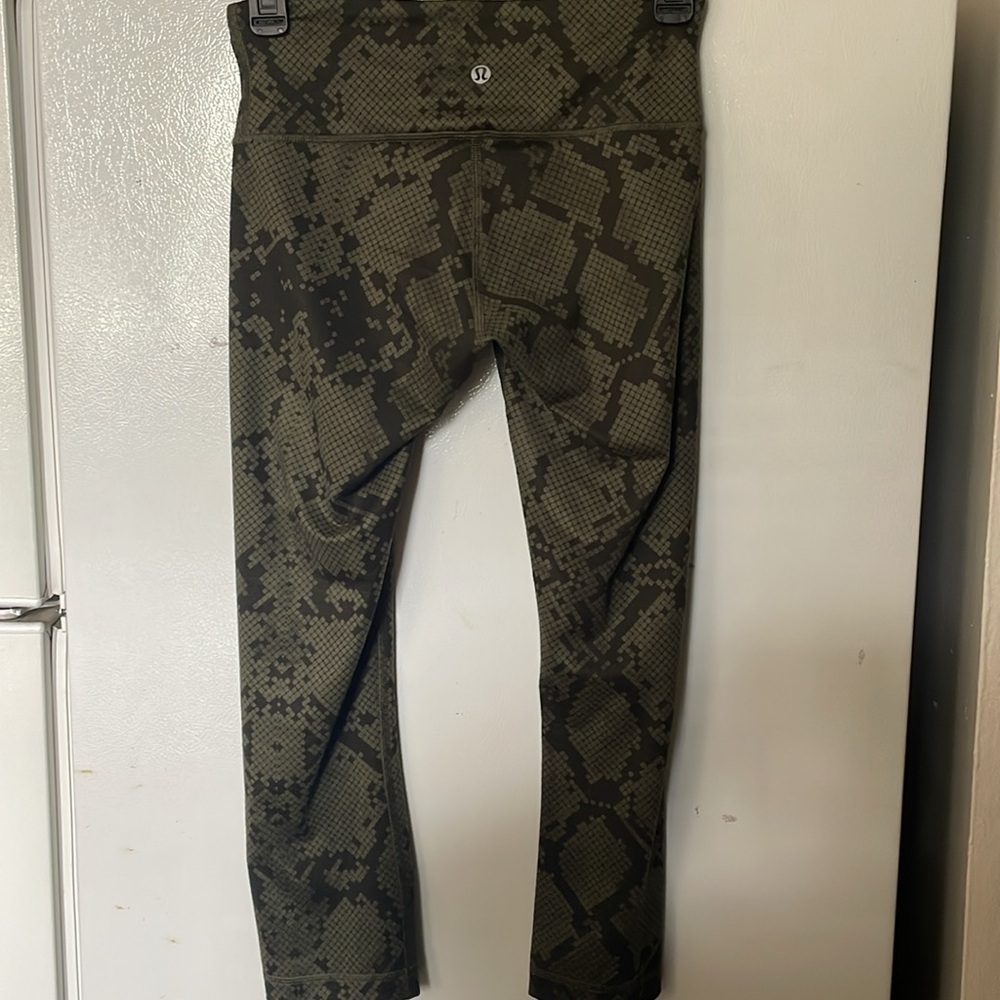 Lululemon Size 4 green/black leggings 21” inseam - Picture 2 of 5
